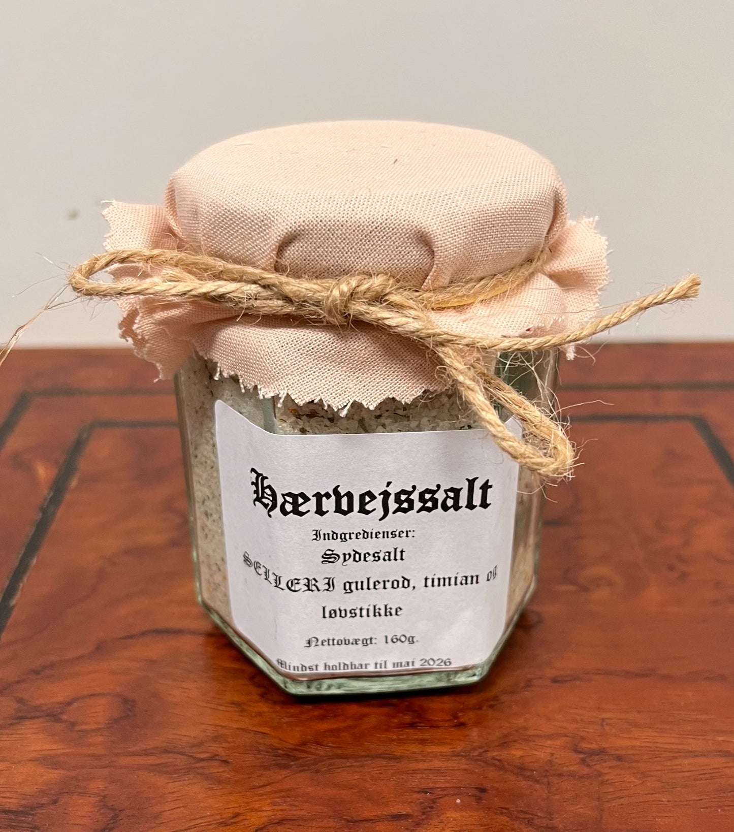Hærvejssalt med gulerod, løvstikker, selleri, timian.