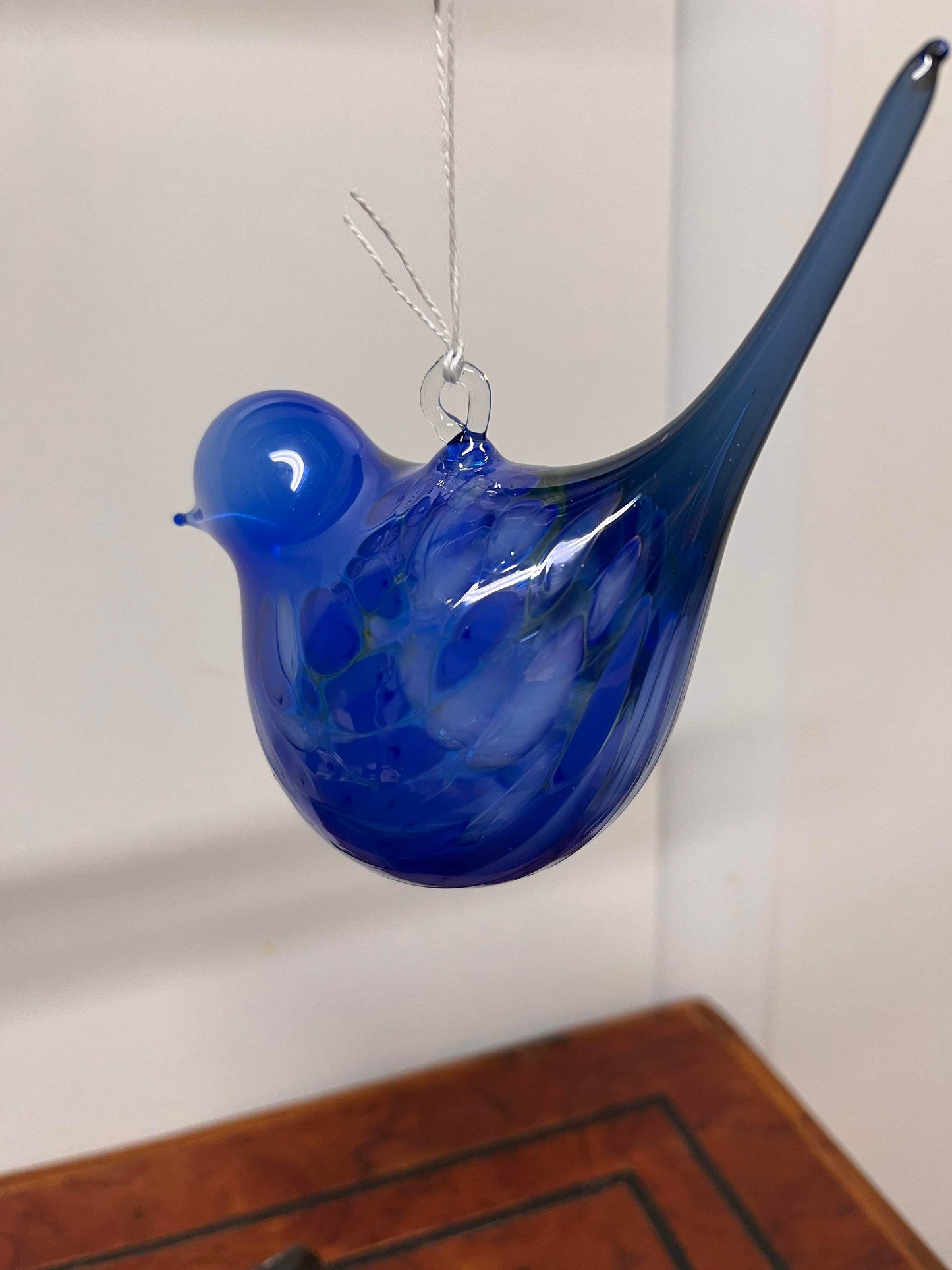 Hængende glas fugl.