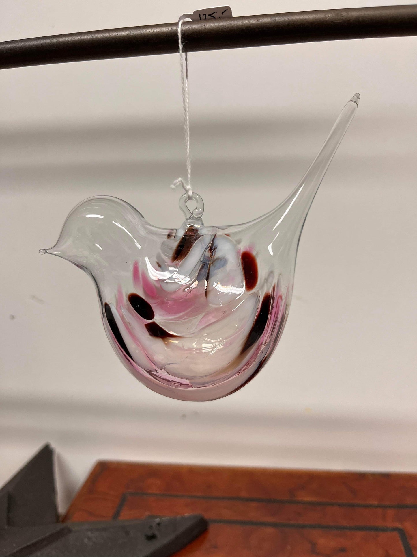 Glas fugl hængende.