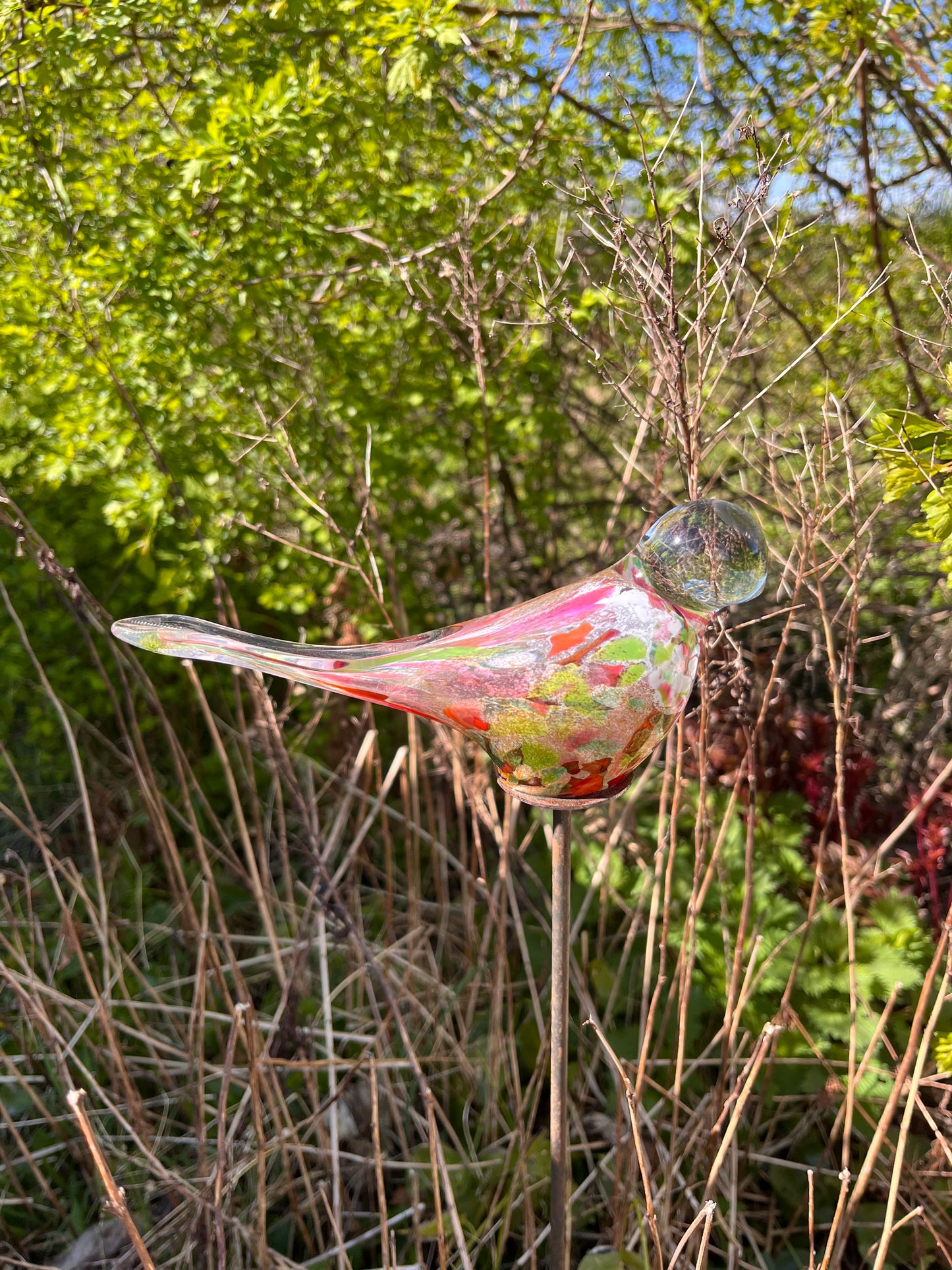 Flot glas fugl i rosa/lys grøn nuancer.