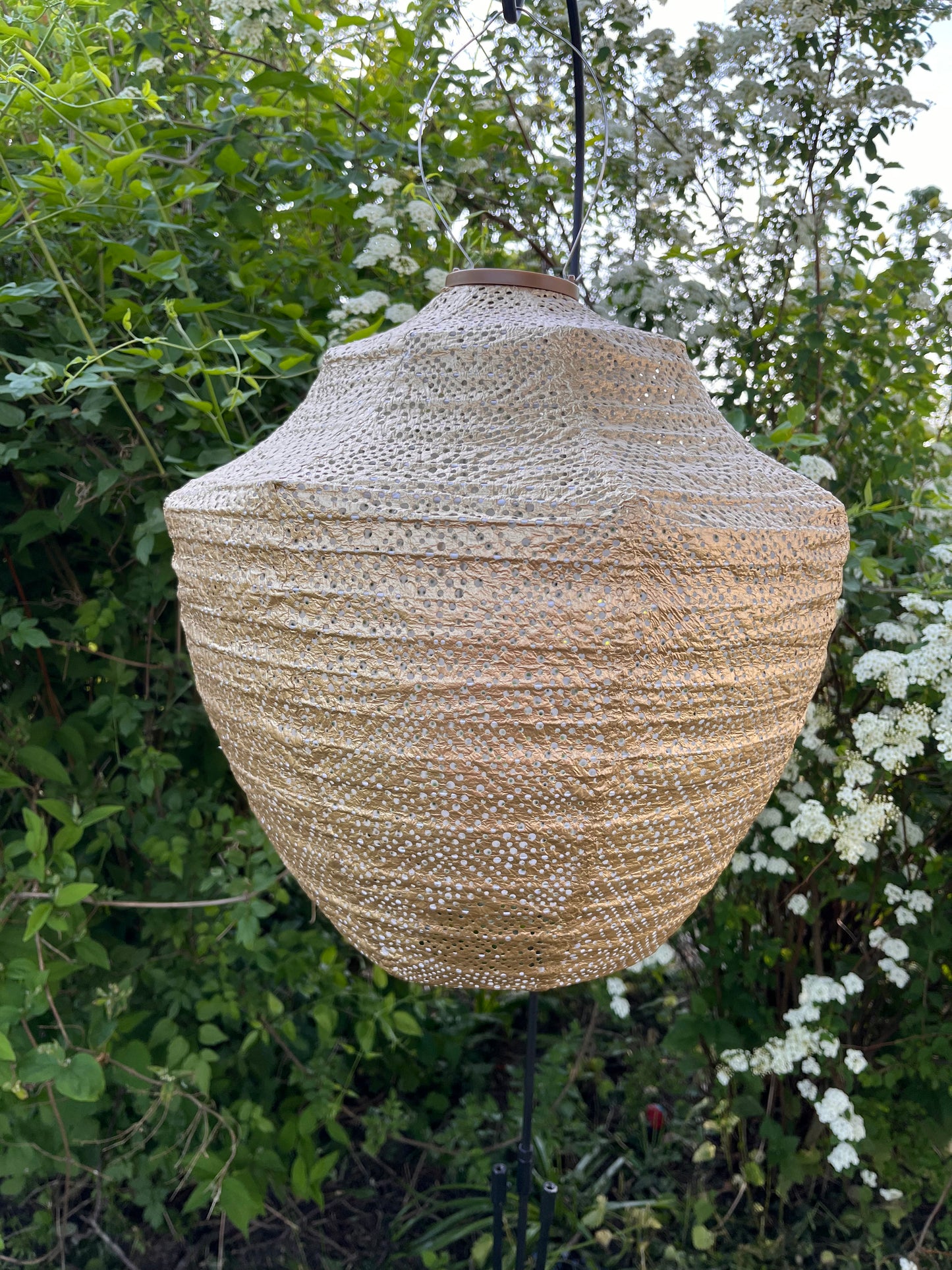 Flot stor solcelle lampe formet som krone. farven er guld og lampen er 40 cm, Nr. CA40/50