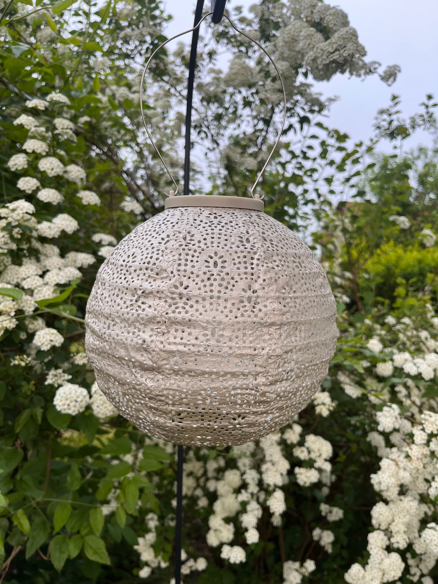 Fin 20 cm solcelle lampe i rund model, lys creme farve. Nr. RO20/90