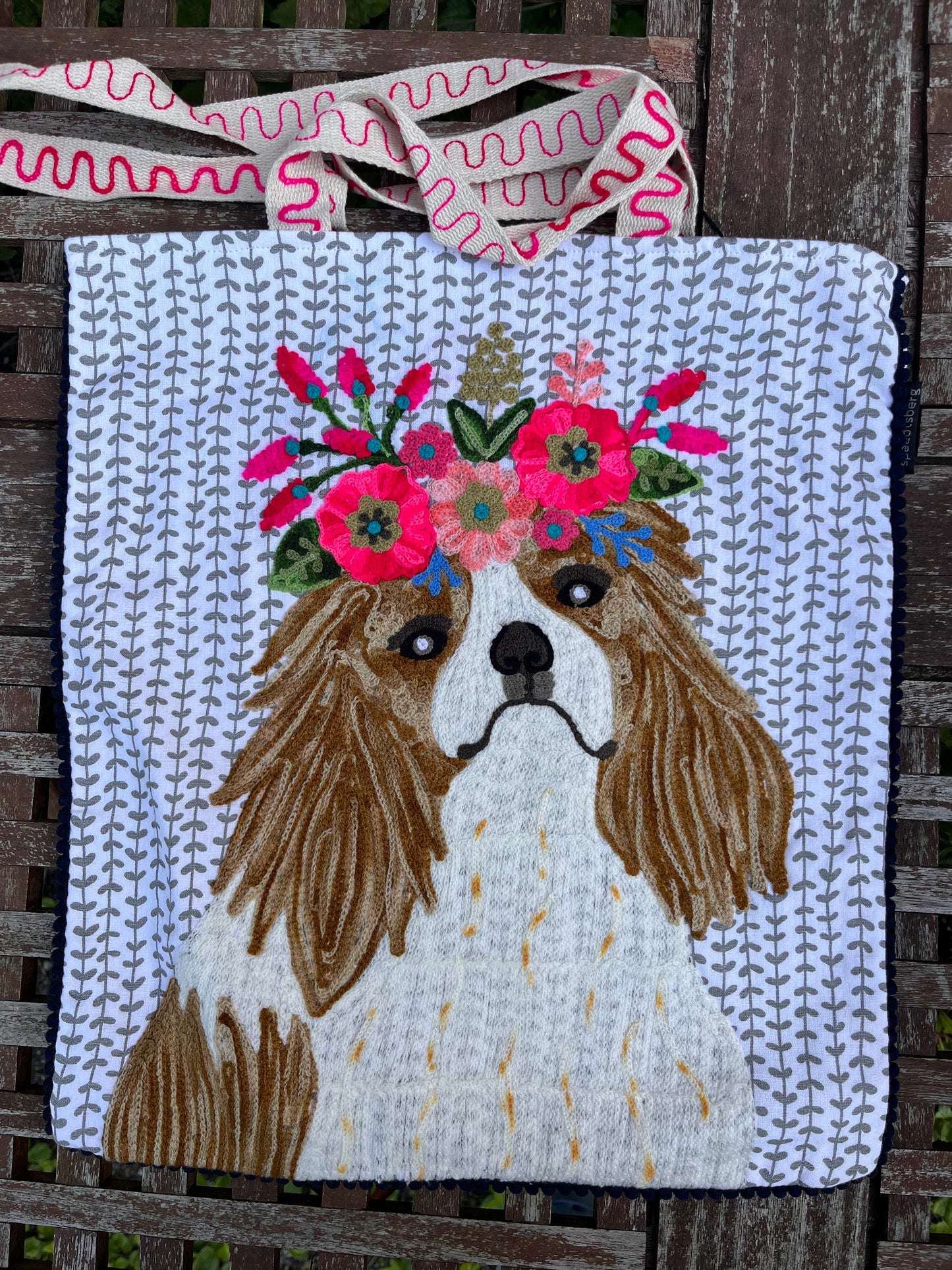 Stofposer med broderet motiv