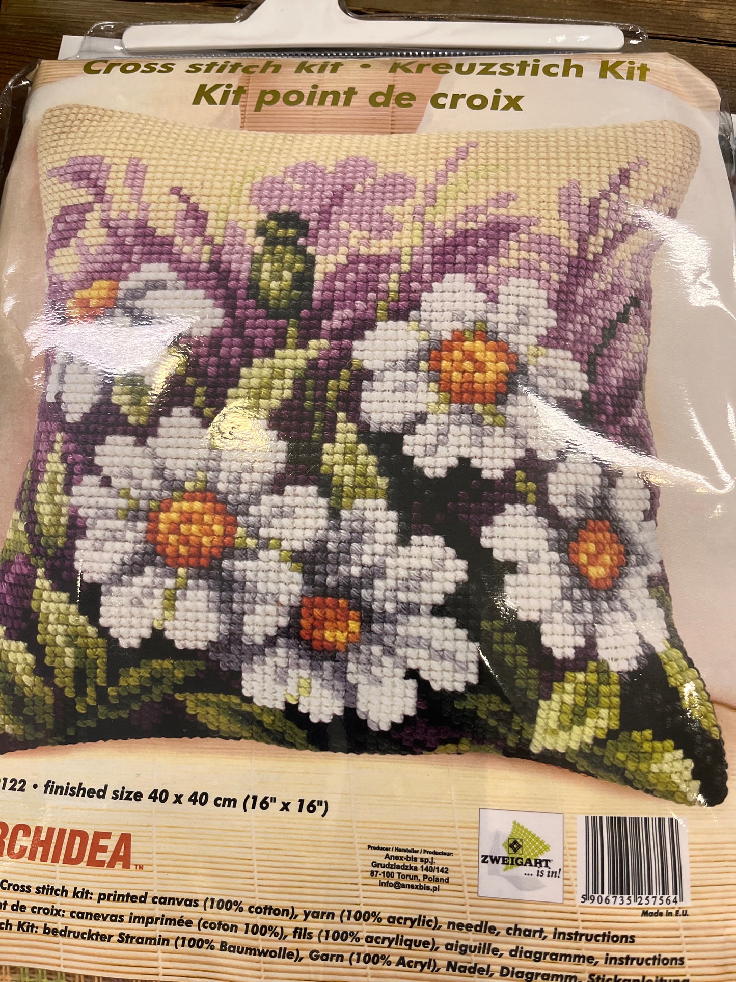 Broderi kit med hvide blomster.