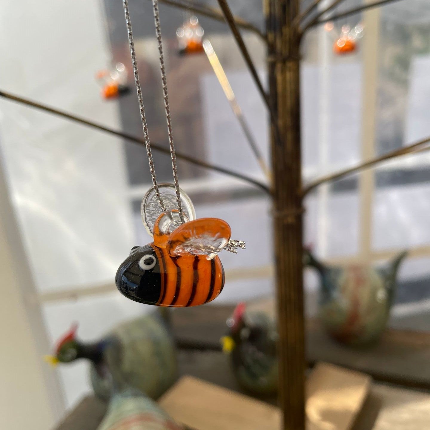 Glas Humlebi i Orange og Sort