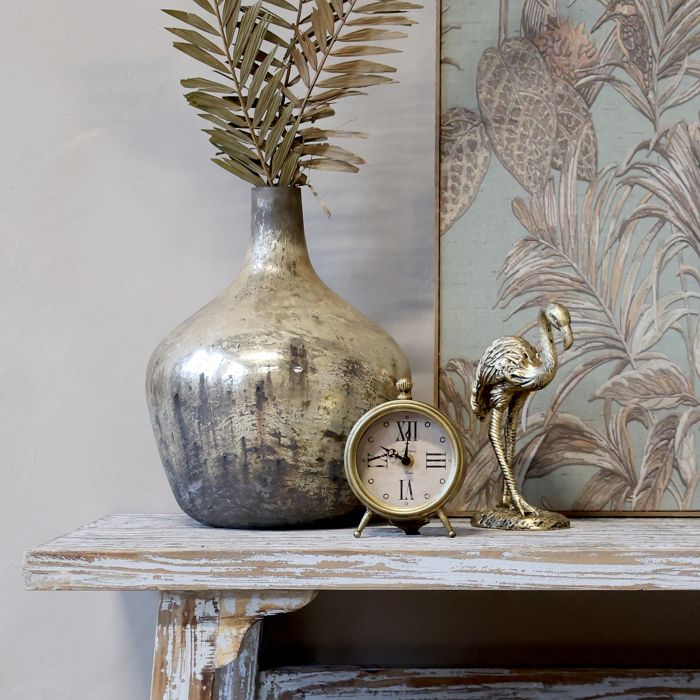 Bord ur i børstet messing.