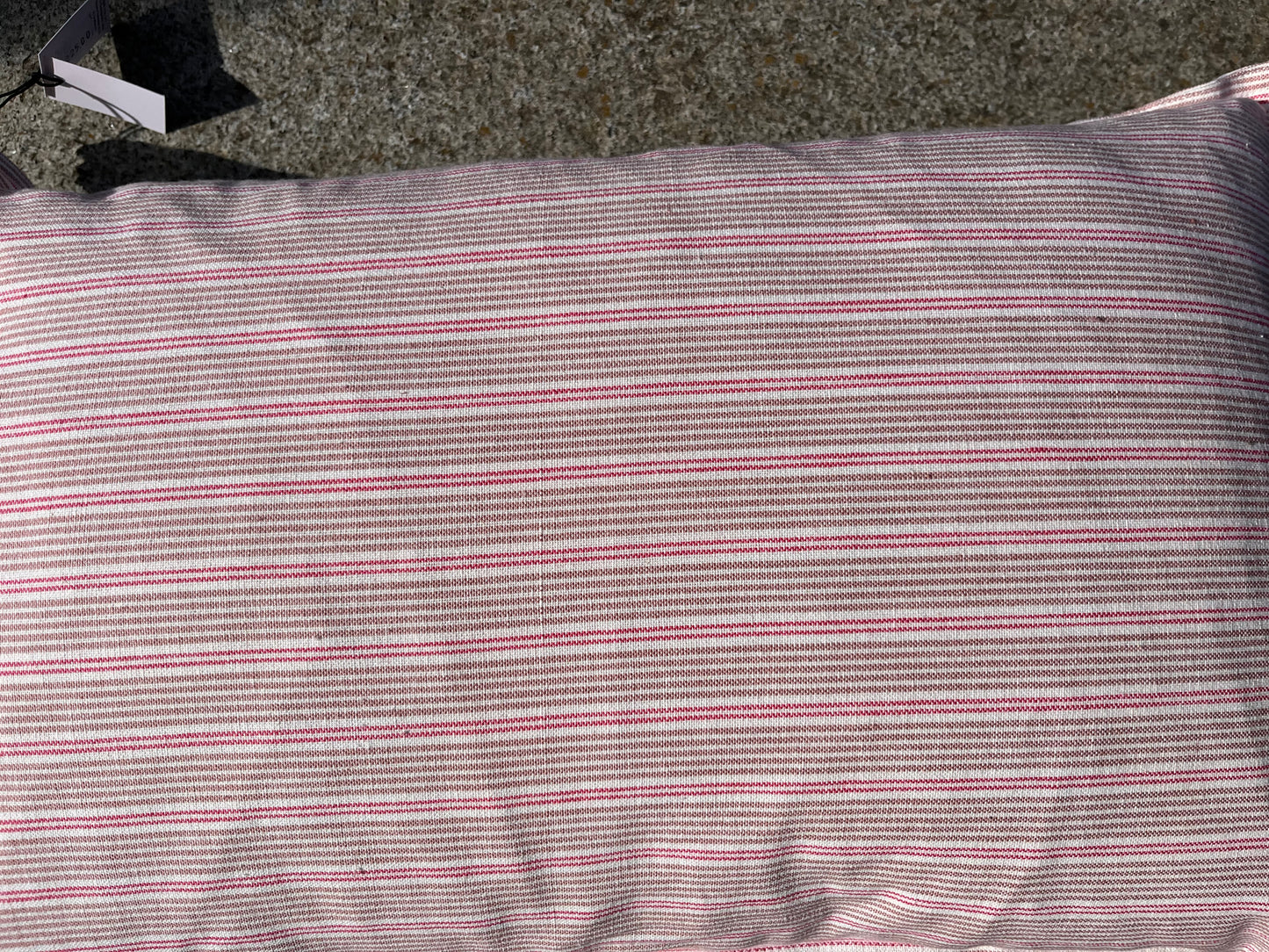 Pude i striber rosa/hvid/sand farvet.