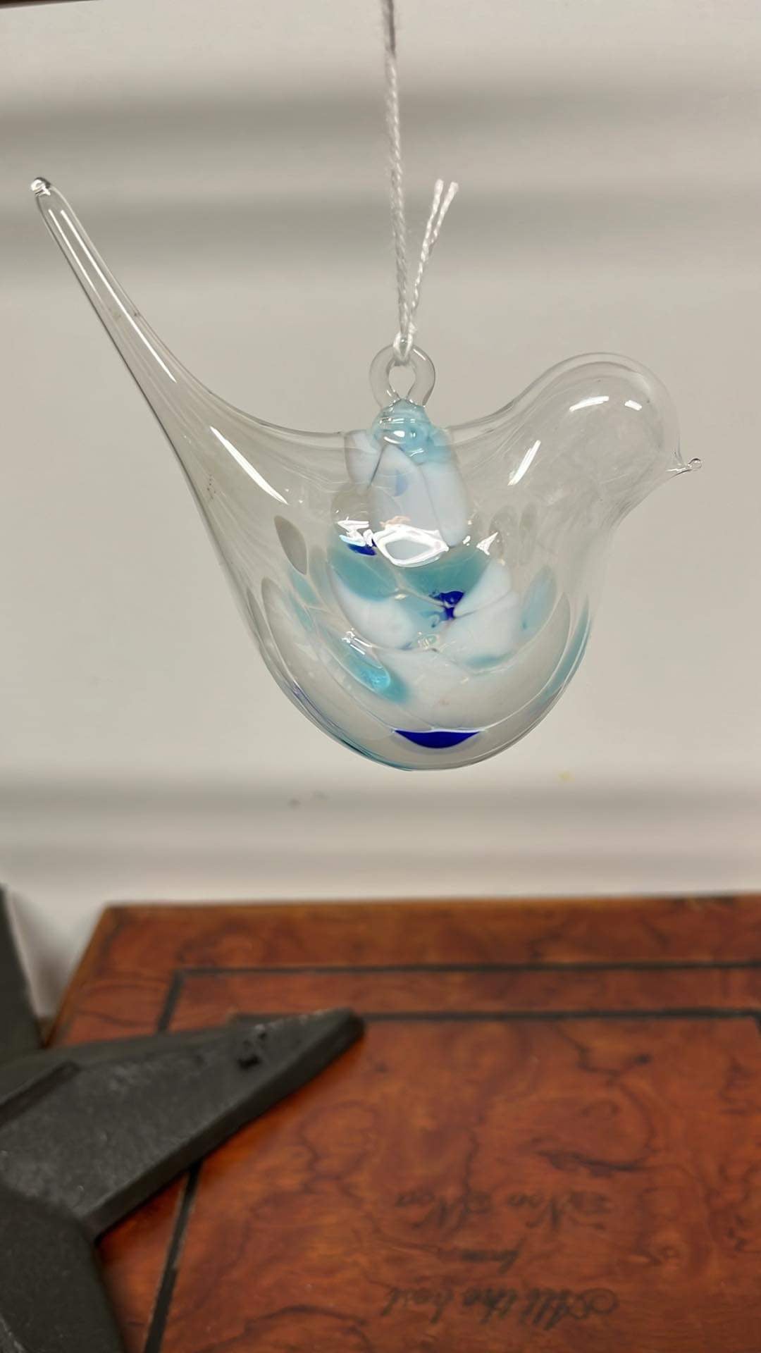 Hængende glas fugl.
