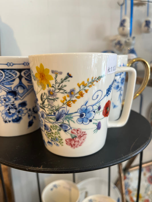 Krus med smukke blomster