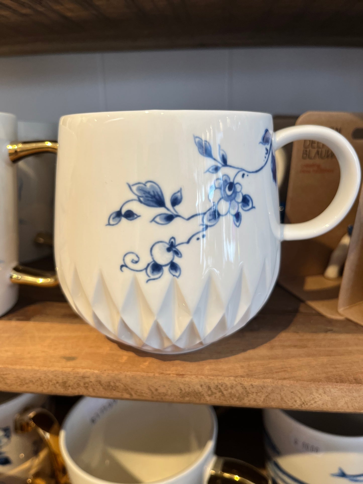Krus med blå blomster ranke