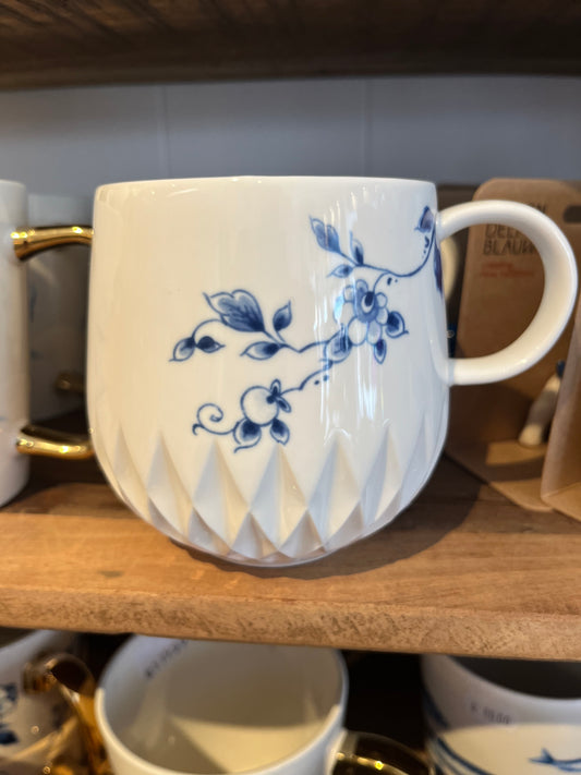 Krus med blå blomster ranke
