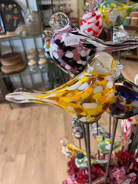 Glas fugl gul nuancer på pind