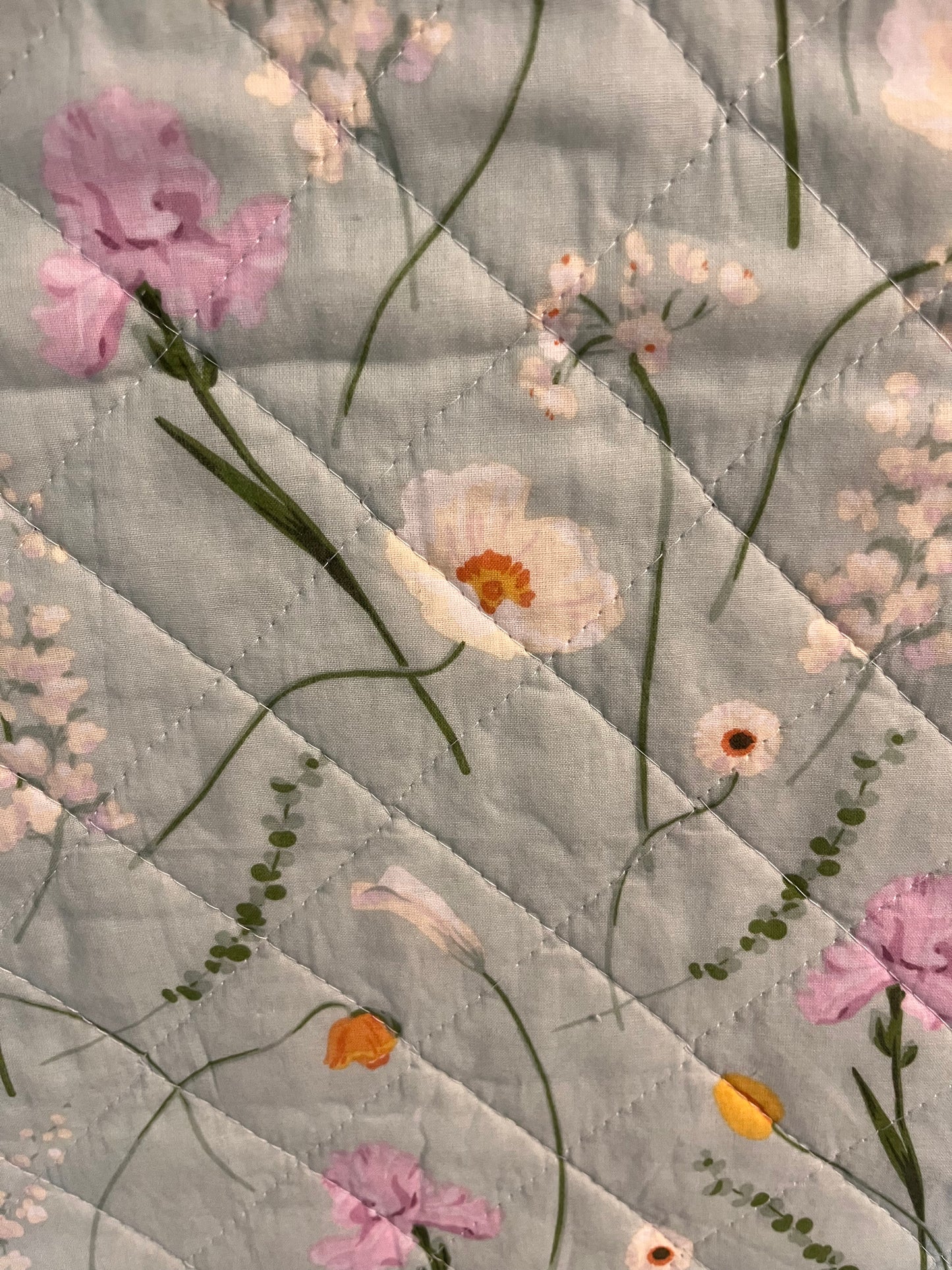 Quiltet tæppe Lys blå med blomster.
