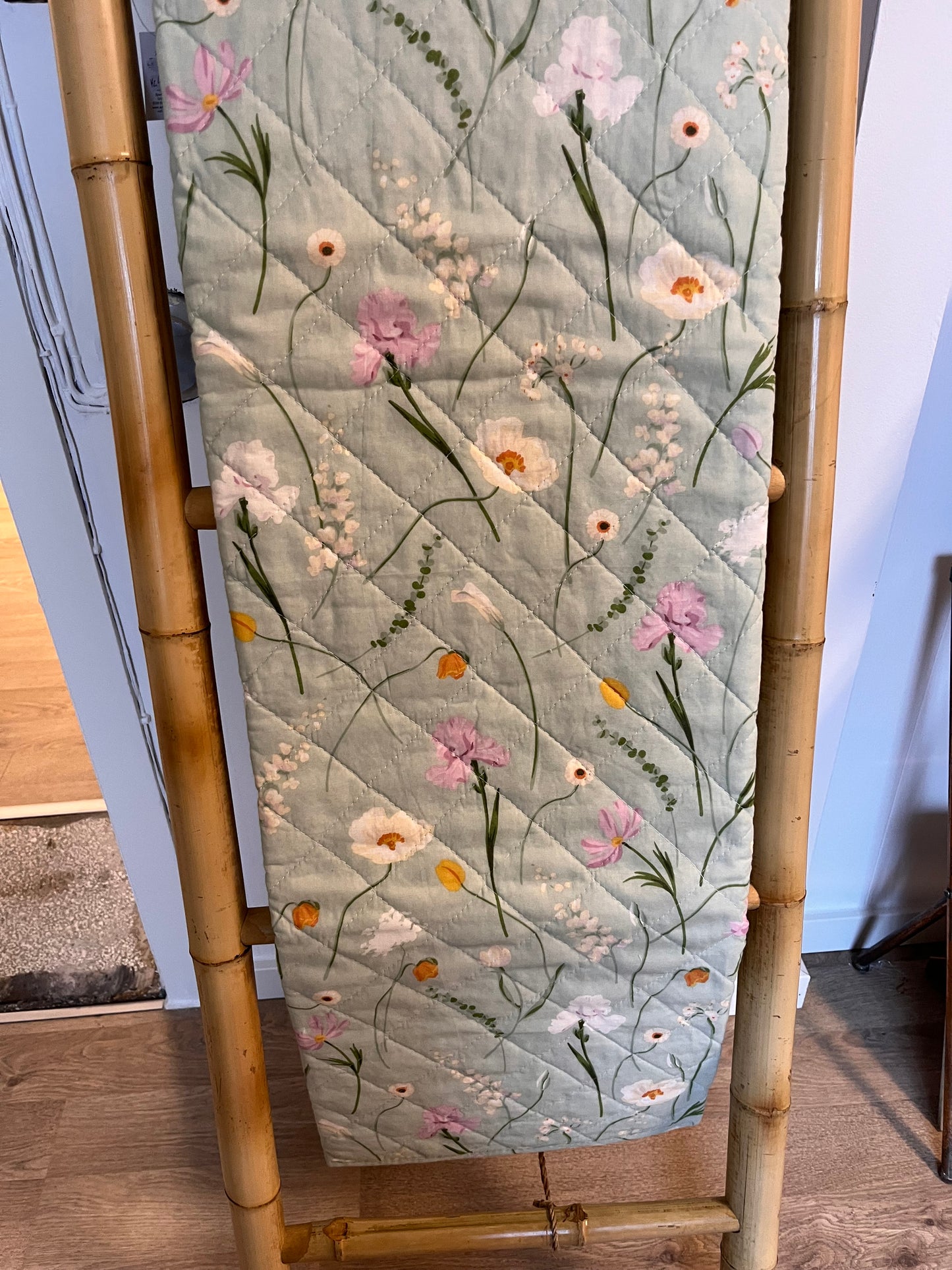 Quiltet tæppe Lys blå med blomster.